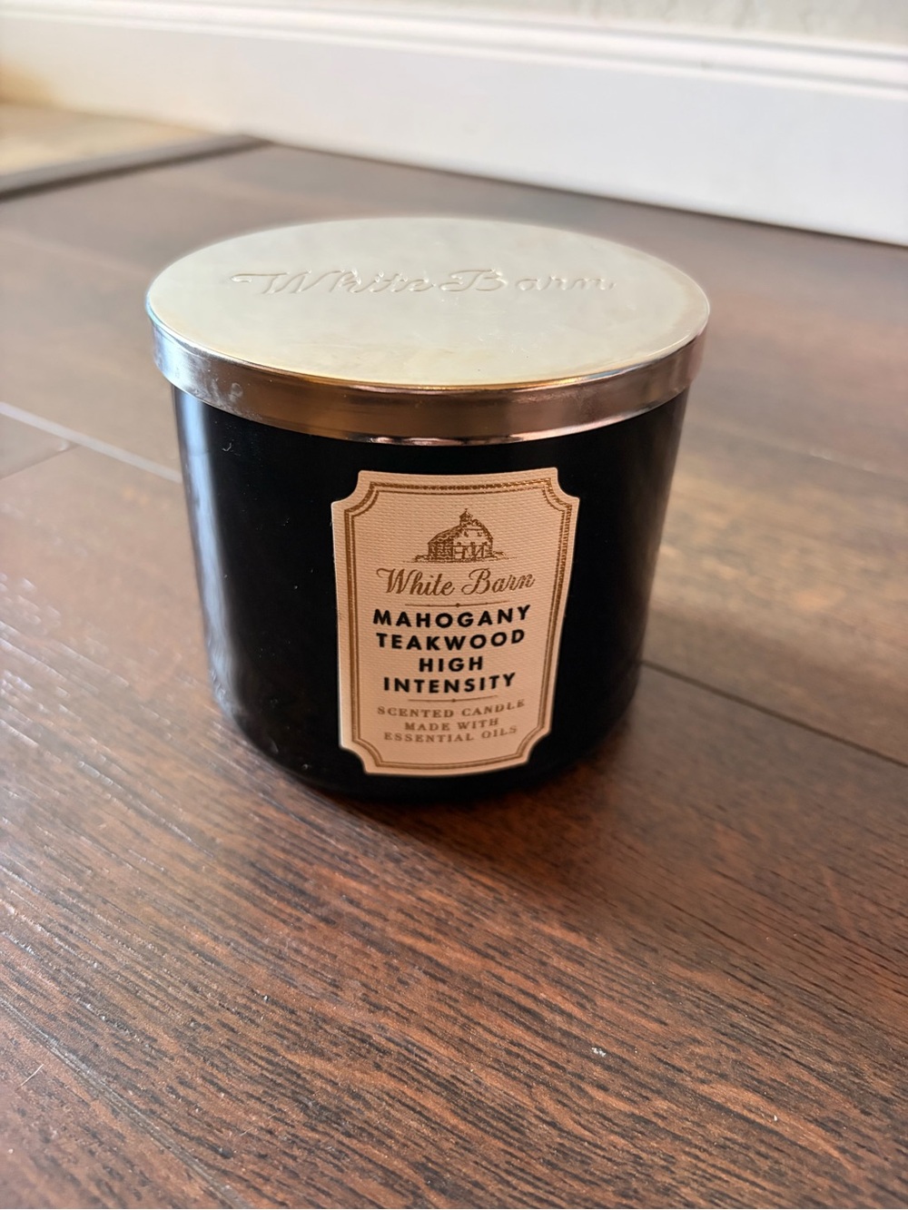 White Barn Mahogany Teakwood Candle - Black and Gold Lid - Picture 1 of 2